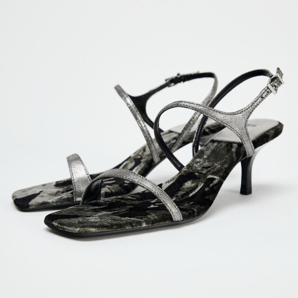 ✨SALE✨ ZARA HIGH HEELED VELVET DRAWING SANDALS
✨SALE✨